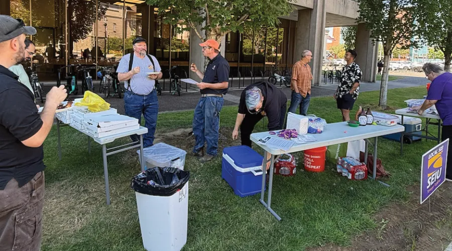 Members of SEIU 503 enjoying ice cream outside.